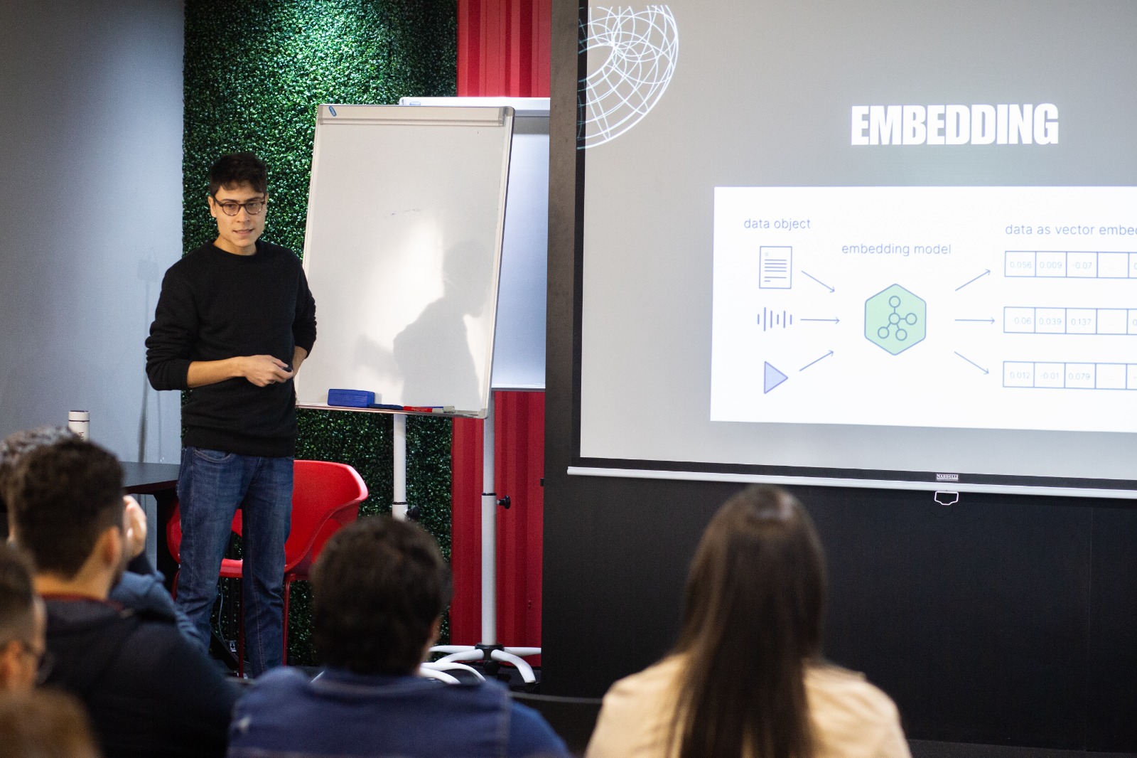 Douglas Lara palestrando sobre embeddings e inteligência artificial
